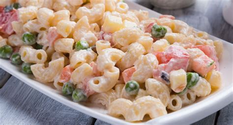 Ingredientes frescos para la ensalada de coditos