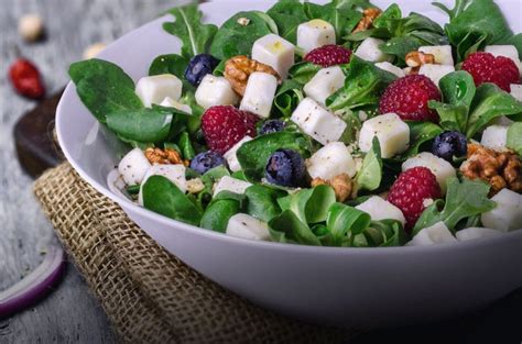 Ensalada florette con queso de cabra y frutos rojos emplatada