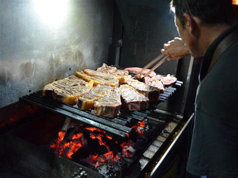 Fotografía de Francisco Javier Sola preparando chuletones a la brasa