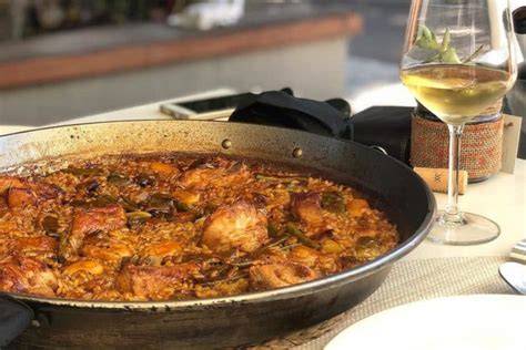 Sonia Lluch, propietaria de Al Grano, recibiendo el premio a la mejor paella