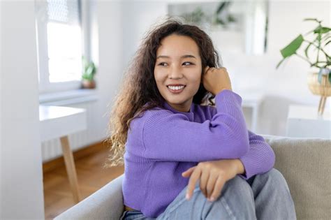 Mujer sonriendo y relajándose en ropa cómoda de New Yorker Young en tonos pastel