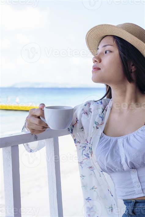 Mujer disfrutando de un café en la cama con un pijama de algodón de New Yorker Young