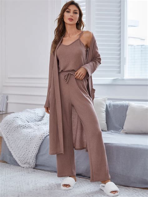 Detalle de un conjunto de loungewear aireado en tonos pastel de New Yorker Young