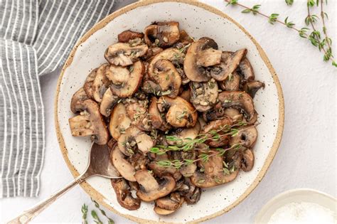 Champiñones salteados en una sartén con ajo