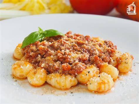 Ñoquis con salsa boloñesa y parmesano