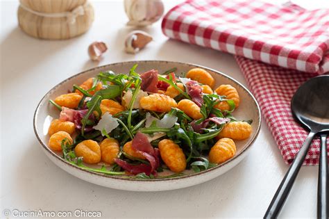 Ñoquis con bresaola y parmesano
