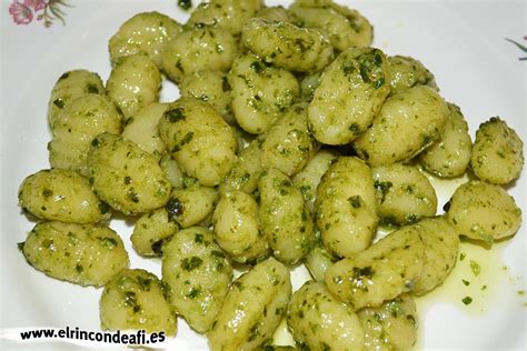 Ñoquis con pesto y piñones
