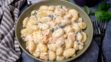 Ñoquis cremosos con pollo