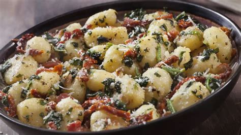Ñoquis con salsa de espinacas y verduras asadas