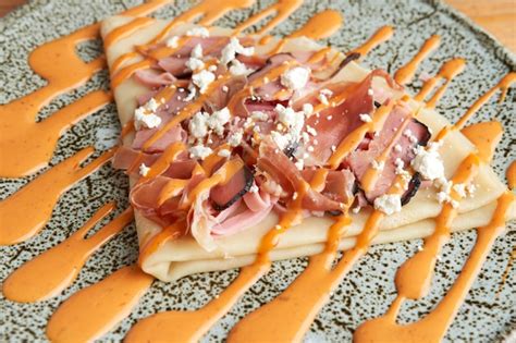 Crepe salada con espárragos, jamón serrano y queso fundido