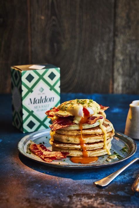 Tortitas saladas estilo Eggs Benedict con salsa holandesa