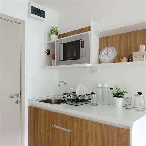 Microondas de libre instalación en una encimera de cocina