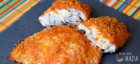 Merluza rebozada con pimentón y queso parmesano en una bandeja de horno