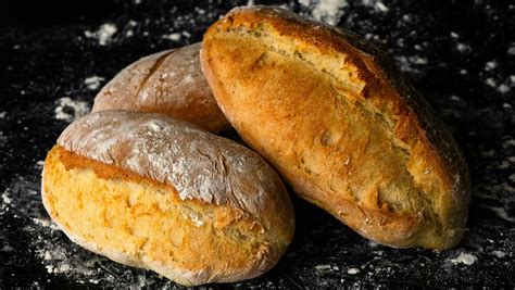 Pan de pueblo en un cesto
