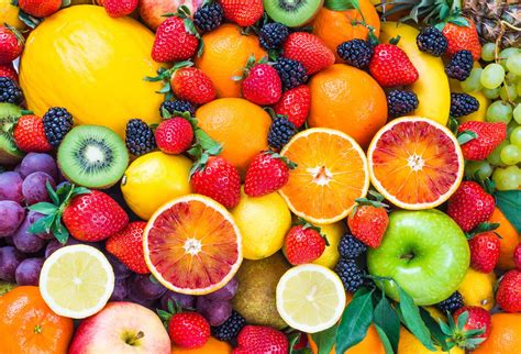 Frutas frescas y coloridas en una frutería