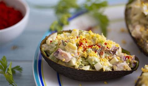 Aguacates rellenos de ensaladilla