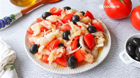 Ingredientes frescos para ensalada de tomate y langostinos