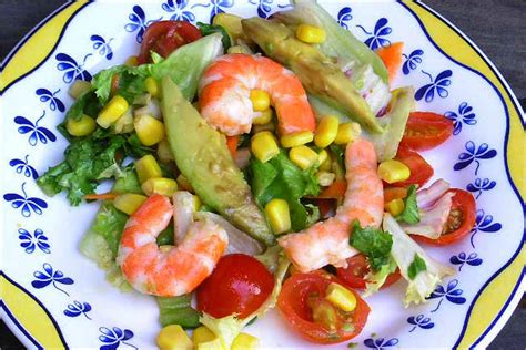 Ensalada de langostinos, aguacate y tomate