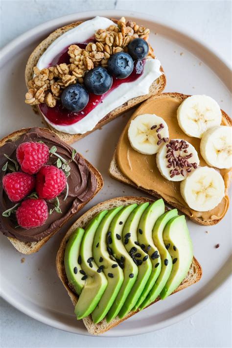 Variedad de tostadas con chía y frutas