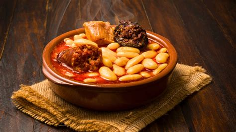 Plato de fabada asturiana con chorizo y morcilla