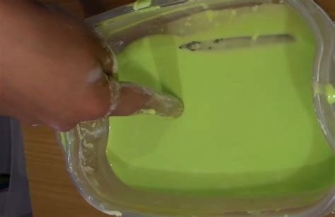 Mezclando los ingredientes para la arena movediza
