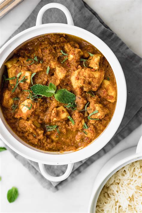 Plato de curry indio con anacardos