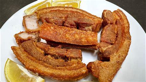 Chicharrones crujientes servidos con mayonesa