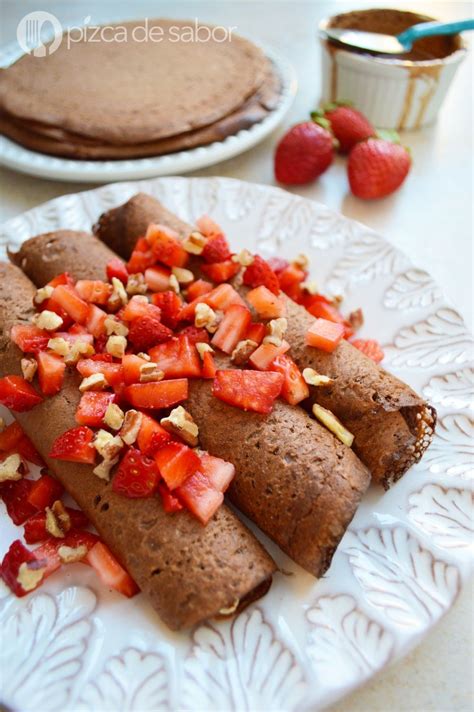 Crepas de avena sabor moka decoradas con chocolate y frutas