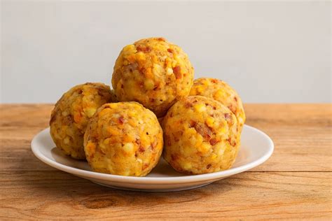 Ingredientes para la preparación del bolón de verde con queso.