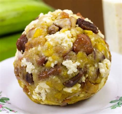 Plato de bolones de verde con huevos fritos y café, ideal para un desayuno nutritivo.