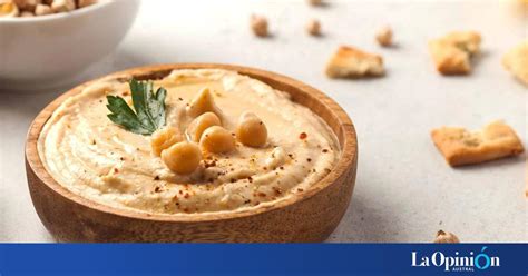 Variedad de hummus y crackers de garbanzo