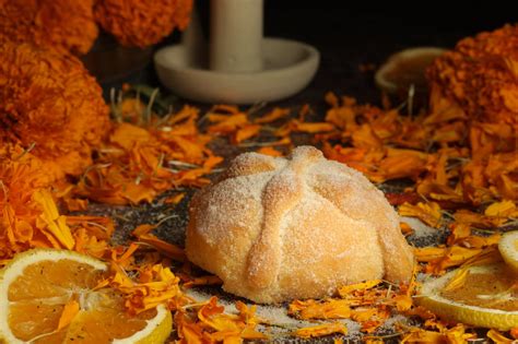 Altar de muertos con pan de muerto