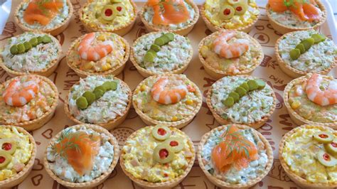 Variedad de tartaletas frías con diferentes rellenos