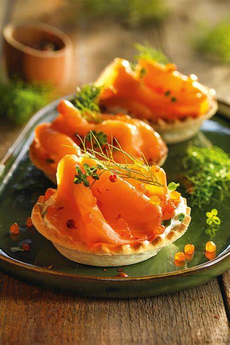 Tartaleta de salmón con decoración de tomate cherry
