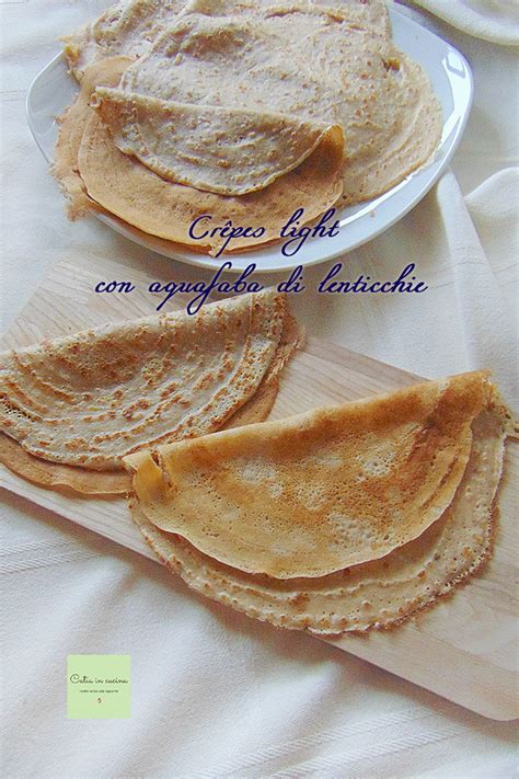 Crêpes fitness elaboradas con aquafaba, decoradas con frutas
