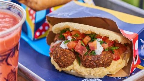 Arepa con albóndigas y pico de gallo en P.A.N. Kitchen and Market