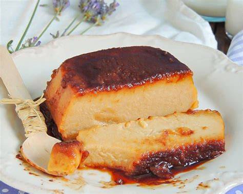 Pudin de pan recién hecho con una cuchara