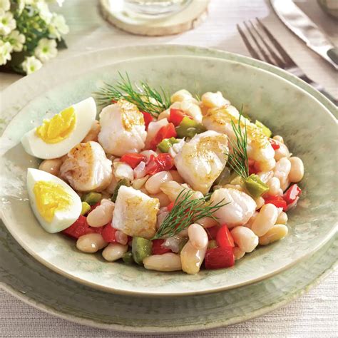 Plato servido de ensalada templada de alubias con bacalao