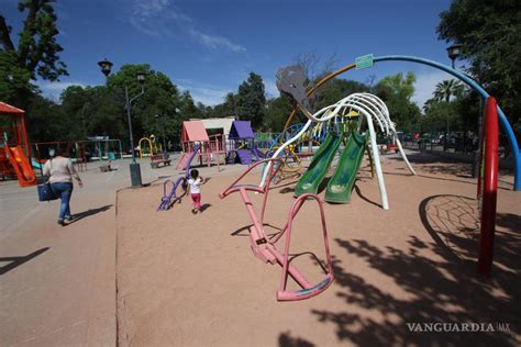 Área de juegos infantiles y piscina en Parrilla La Viña