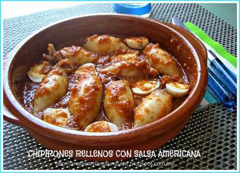 Chipirones rellenos en salsa con pimientos y cebolla
