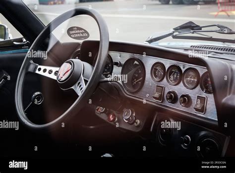 Interior del SEAT 124 modificado para barbacoas