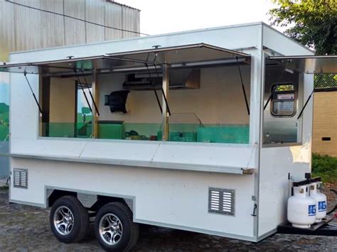 Variedad de food trucks y remolques de comida