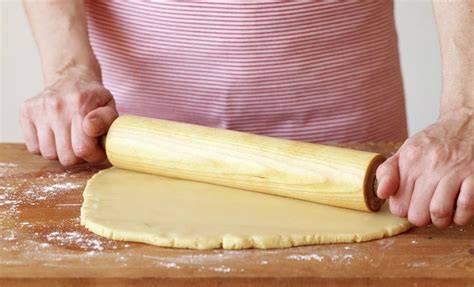 rodillo de cocina sobre una masa de hojaldre recién estirada