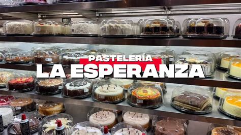 Exposición de pasteles y bollería en Panadería La Esperanza