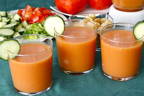 Gazpacho servido en un vaso con guarnición
