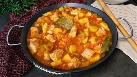 Marmitako recién hecho en cazuela de barro