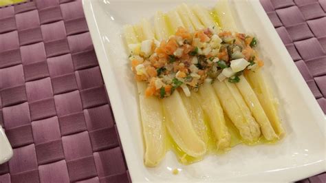 Espárragos cojonudos de Navarra con vinagreta de Piquillo
