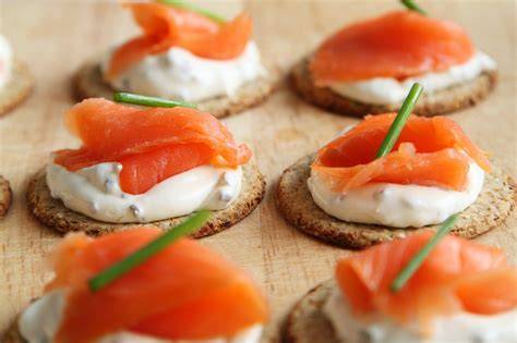 Variedad de aperitivos con salmón ahumado