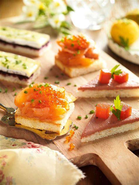 Canapés variados con salmón ahumado