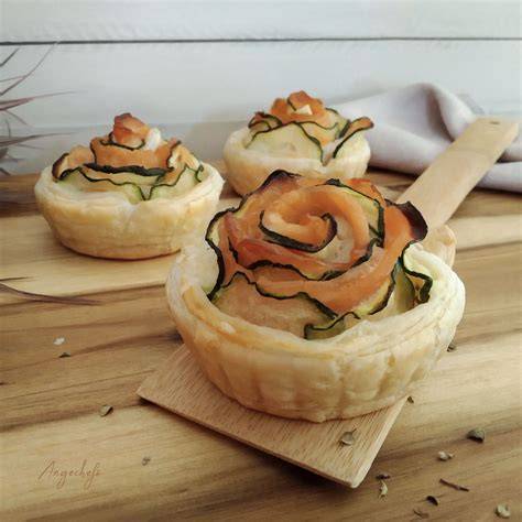Rosas de hojaldre con salmón ahumado y calabacín